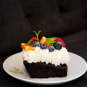 Brownie z czekoladą i owocami
