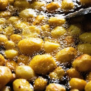 Pieczone kuleczki ziemniaczane z dipem majonezowym – zdjęcie poglądowe
