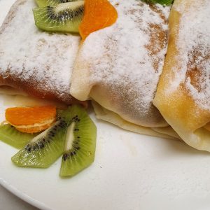 Naleśniki z mango i bitą śmietaną 3 szt.