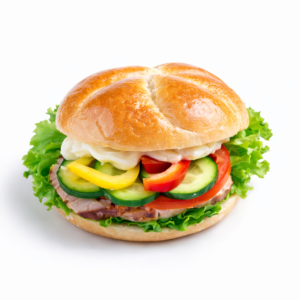 Kanapka z pasztetem własnego wyrobu, warzywami i ogórkiem kiszonym