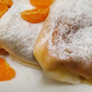 Naleśnikiz prażonym jabłkiem, cynamonem i śmietaną 3 szt