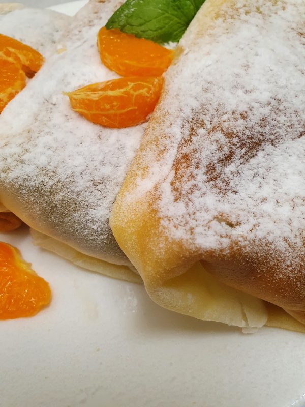 Naleśnikiz prażonym jabłkiem, cynamonem i śmietaną 3 szt