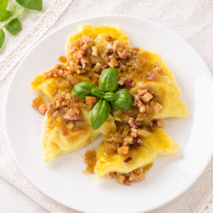 Pierogi chłopskie z okrasą z boczku wędzonego podsmażane 6 szt.