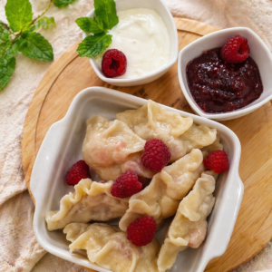 Pierogi z świeżymi malinami i śmietaną 6 szt