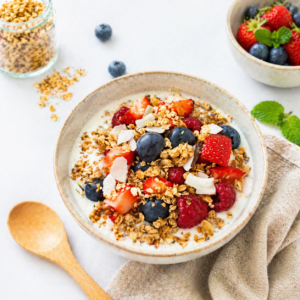 Jogurt naturalny ze świeżymi owocami i pełnoziarnistym musli 300g