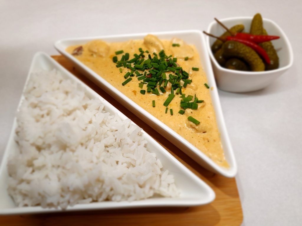 Kurczak w sosie śmietanowym z chorizo i kukurydzą