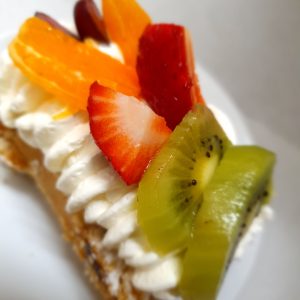 Szarlotka z czarną porzeczką i bitą śmietaną
