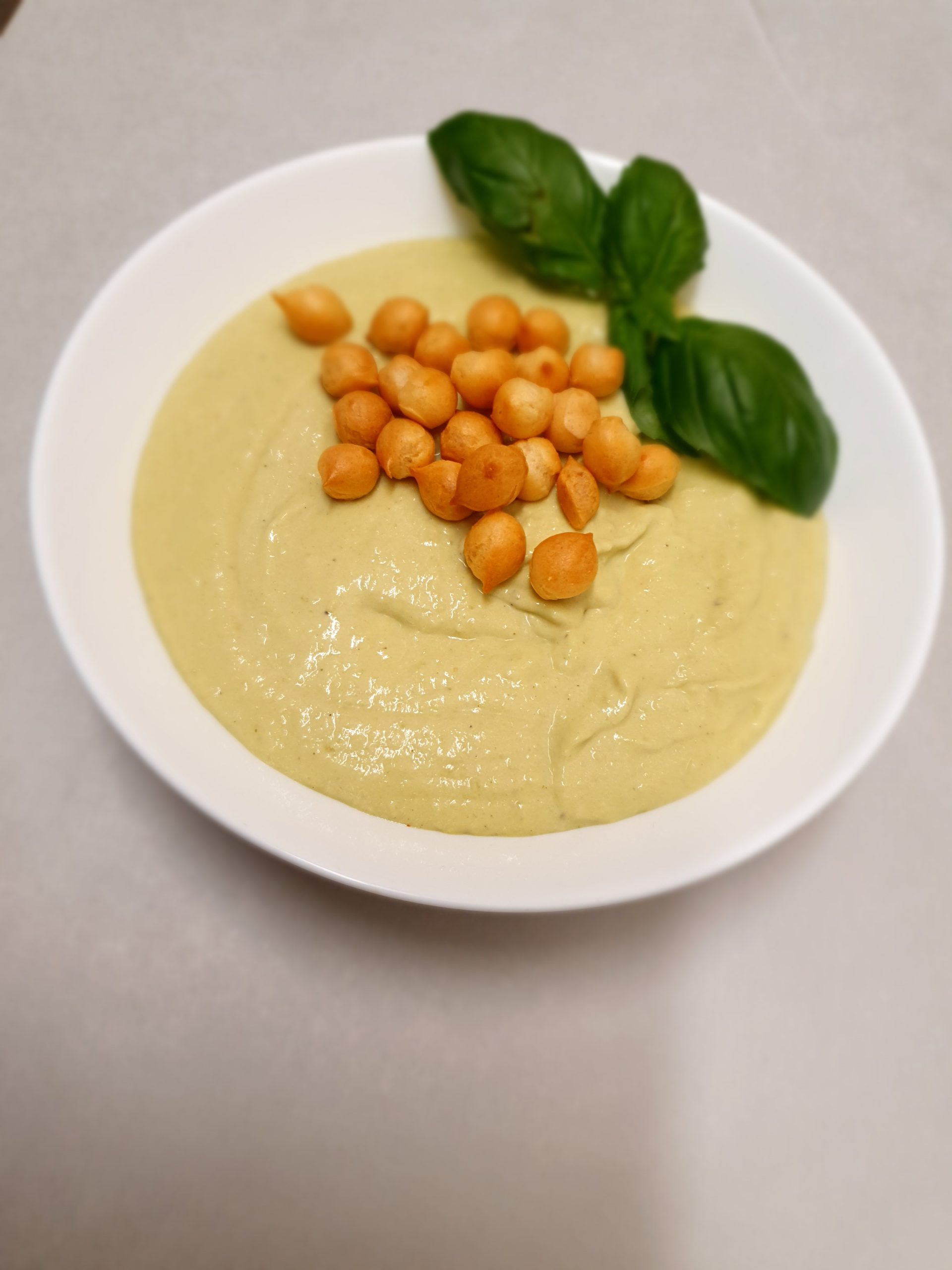 Zupa krem z młodych pieczonych warzyw z grzankami