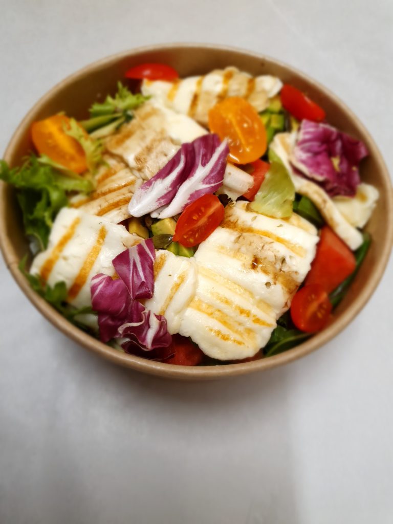 Sałatka z avokado i grillowanym serem halloumi, warzywami i truskawką