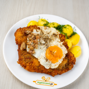 Kotlet schabowy z jajkiem sadzonym i skwarkami z ziemniakami i surówką
