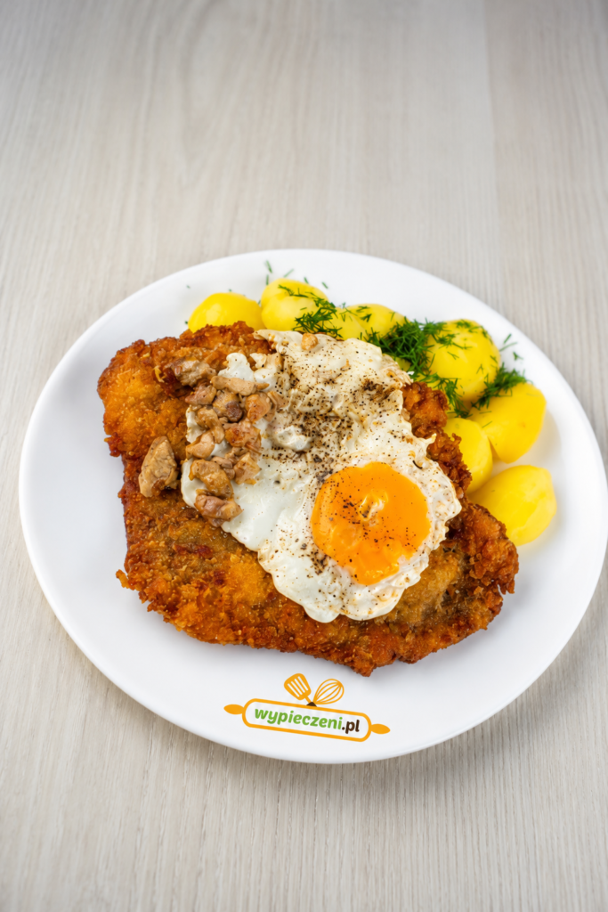 Kotlet schabowy z jajkiem sadzonym i skwarkami