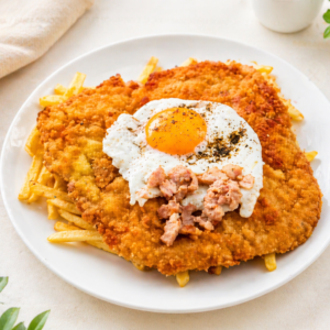 Kotlet schabowy z jajkiem sadzonym i skwarkami z ziemniakami i surówką