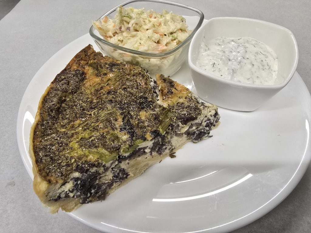 Quiche z pieczonymi ziemniaczkami, zielonym groszkiem i wędzonym boczkiem