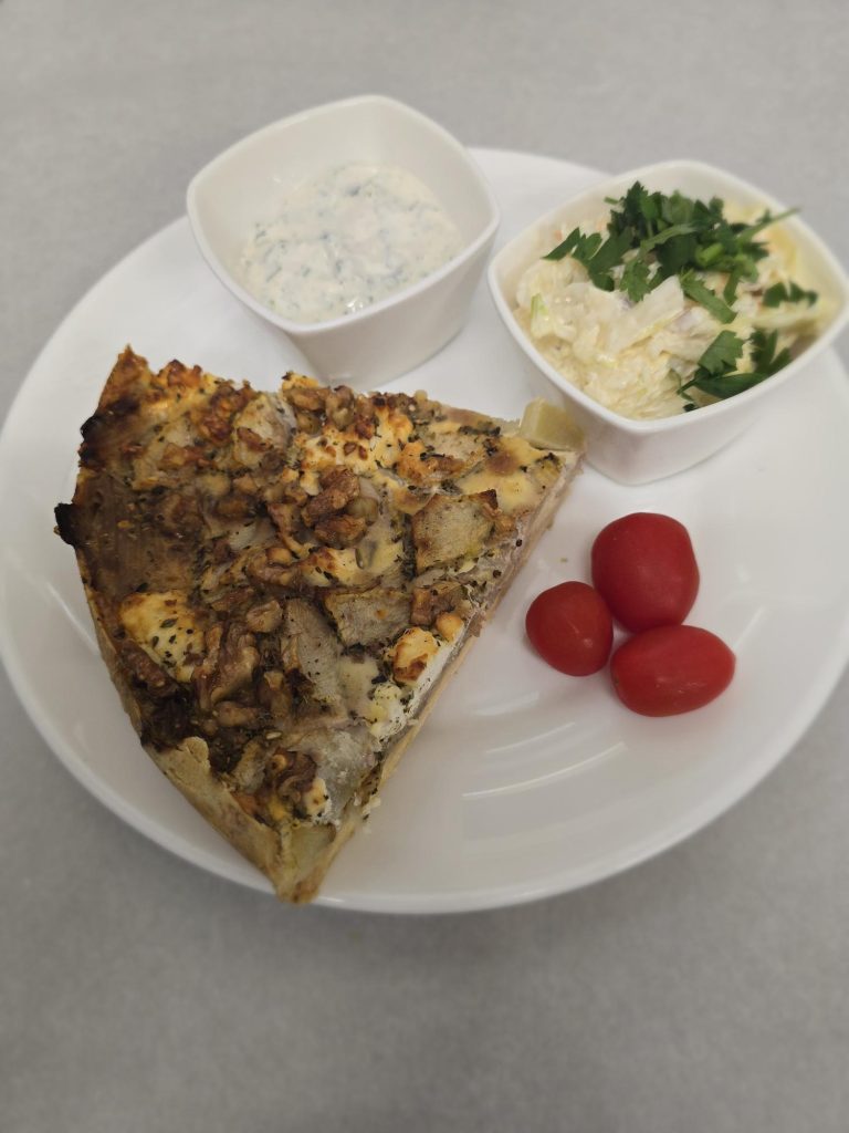 Quiche z truflą, serem camembert i grillowanymi warzywami