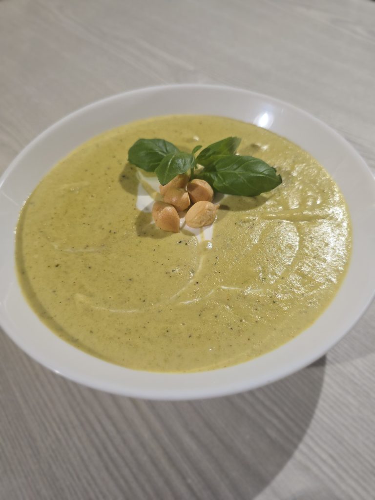 Zupa krem z avokado/zielone szparagi/por/parmezan