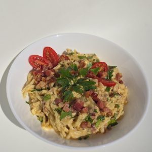 Carbonara z boczkiem wędzonym, makaronem i natką pietruszki