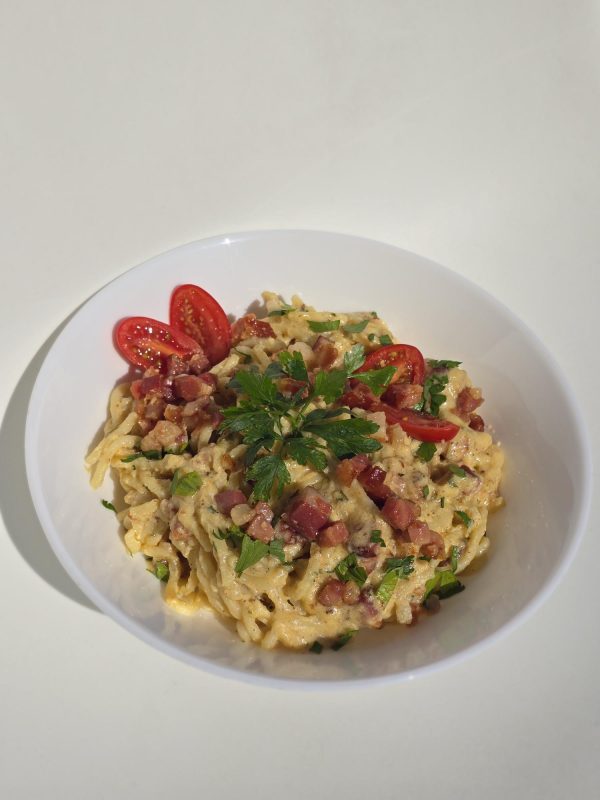 Carbonara z boczkiem wędzonym, makaronem i natką pietruszki