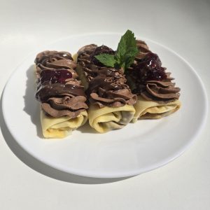 Naleśniki z powidłami śliwkowymi, śmietaną czekoladową i nutellą 3szt