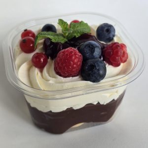 Puding czekoladowy z bitą śmietaną i owocami