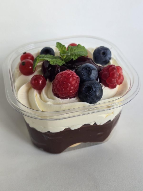 Puding czekoladowy z bitą śmietaną i owocami