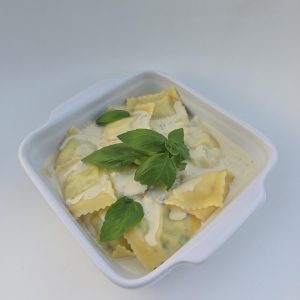Ravioli ze szpinakiem, ricottą i sosem śmietanowo - serowym 20 szt.