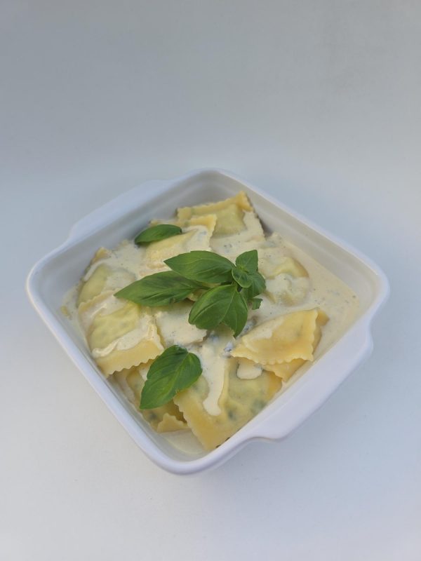 Ravioli ze szpinakiem, ricottą i sosem śmietanowo - serowym 20 szt.