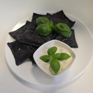 Czarne Ravioli z Krewetkami i sosem czosnkowo- ziołowym