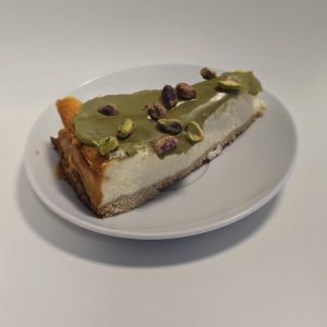 Kremowy sernik na mascarpone z pistacjami