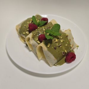 Naleśniki z kremem pistacjowym, malinami i bitą śmietaną 3 szt.