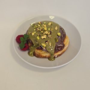 Pączki z bitą śmietaną i kremem pistacjowym 3 szt