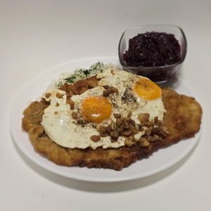 Kotlet schabowy z jajami wiejskimi i skwarkami