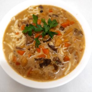 Kremowa zupa z kurkami i makaronem