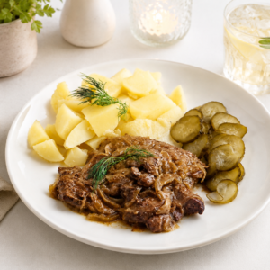 Wątróbka drobiowa z cebulką, ziemniakami i surówką