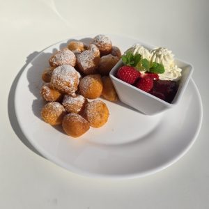 Pączkowe Chmurki z Mascarpone z czekoladową śmietaną i wiśnią