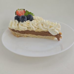 TARTA Z BIAŁĄ CZEKOLADĄ, TOFFI I BITĄ ŚMIETANĄ