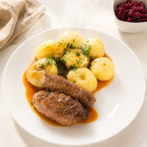 Zrazy wołowe w sosie własnym, kluski śląskie, buraczki – domowy zestaw premium