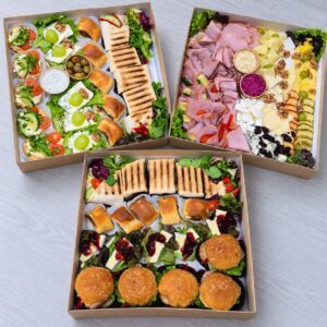 Trzy różne boxy wytrawne Wypieczeni.pl: mini burgery i tortille, przekąski warzywne oraz sery i wędliny