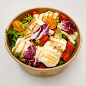 Sałatka z grillowanym halloumi, awokado, warzywami i truskawką – Wypieczeni.pl