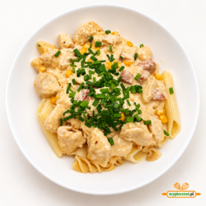 Kurczak w sosie serowym ze świeżym szczypiorem i makaronem penne